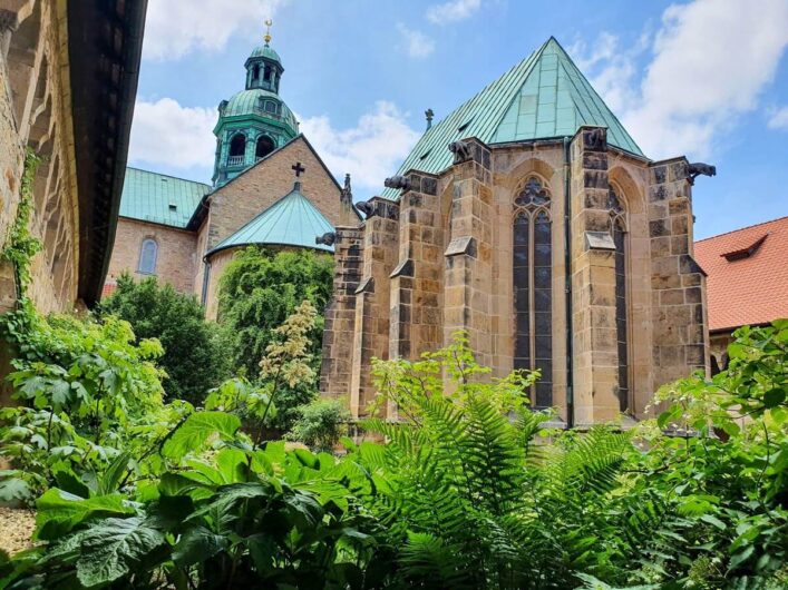 Blick aus dem Kreuzgang auf den Mariendom und den tausendjährigen Rosenstock