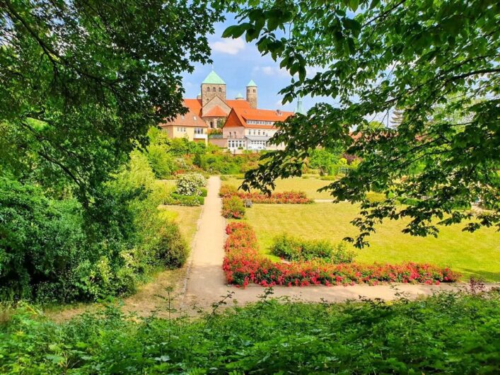 Blick auf den Magdalengarten mit Kirche im Hintergrund