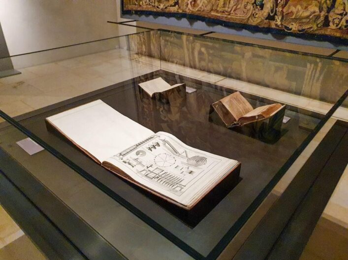 Vitrine mit Büchern im Gobelin-Saal des Dommuseums