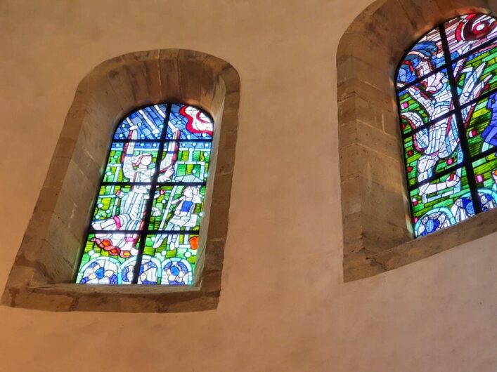 Buntes Kirchenfenster mit Frau mit Minirock