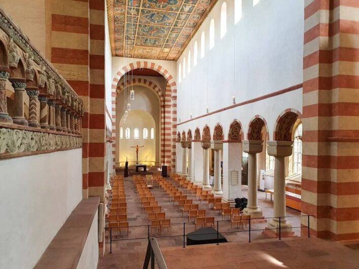 Blick in das Kirchenschiff der Michaeliskirche