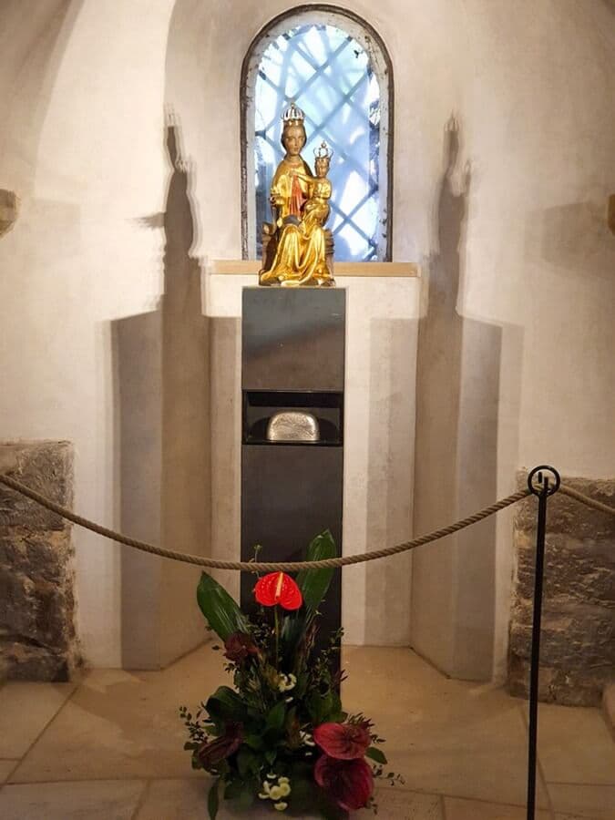 Marienaltar im Hildesheimer Dom mit Wurzelwerk des 1000jährigen Rosenstocks hinter dem Fenster