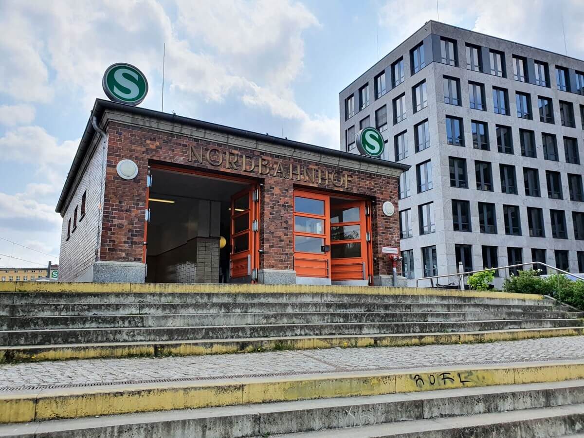 Blick auf den Nordbahnhof mit Ausstellung der Geisterbahnhöfe