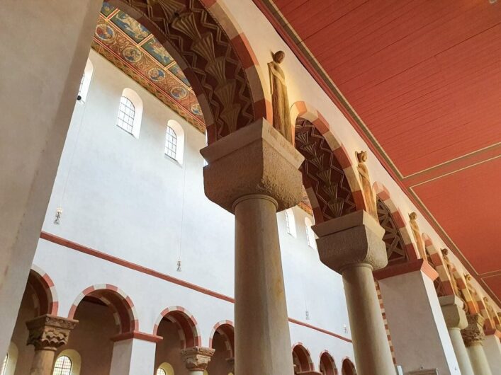 Säulen in rot und weiß gestrichen in der Michaeliskirche