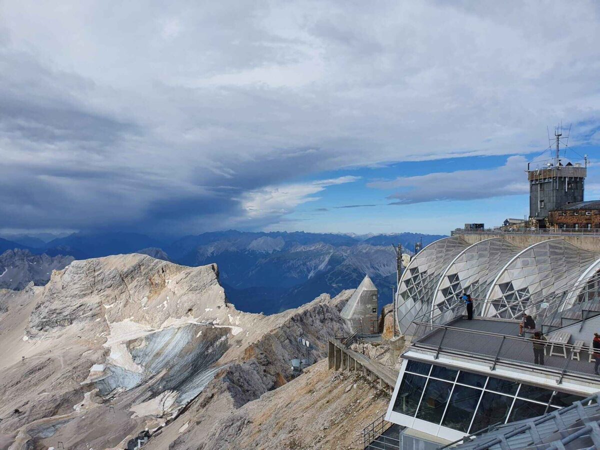 Blick auf die Bergstation der Zugspitze und die Gipfel