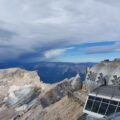 Blick auf die Bergstation der Zugspitze und die Gipfel