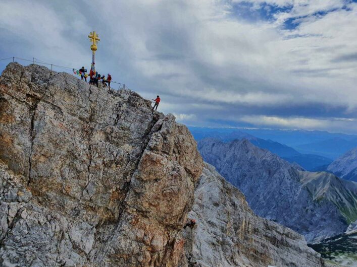 Bergsteiger auf dem Weg zum Gipfelkreuz der Zugspitze