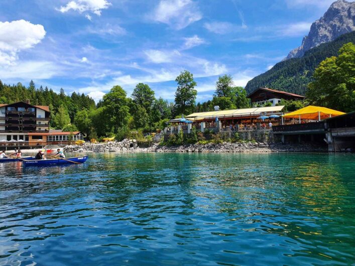 Blick vom See auf den Eibsee-Pavillon und Biergarten