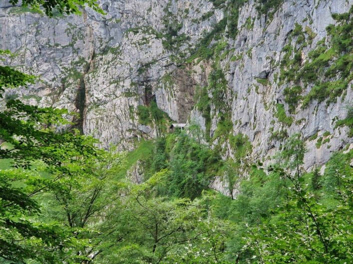 Höllentaleingangshütte direkt vor den Felsen