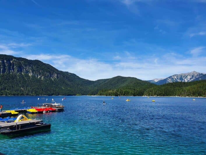 Bootssteg am Eibsee mit Tretbooten und Ausflugsschiff Reserl