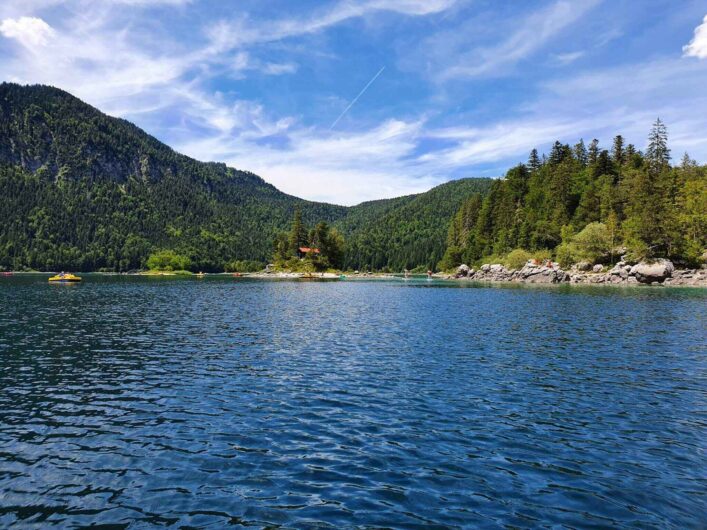 Blick auf die Maximiliansinsel im Eibsee