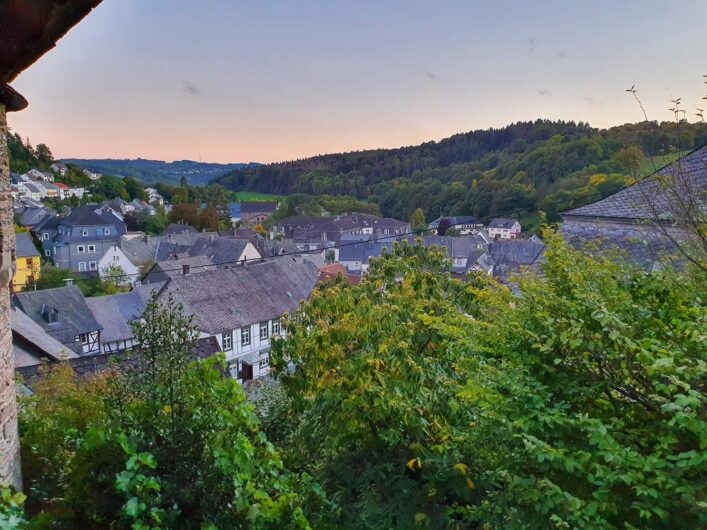 Blick vom Wehrgang auf das abendliche Herrstein