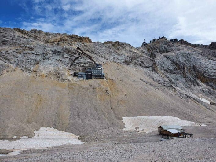 Blick hinaus zum Gipfel der Zugspitze mit Schneefernerhaus