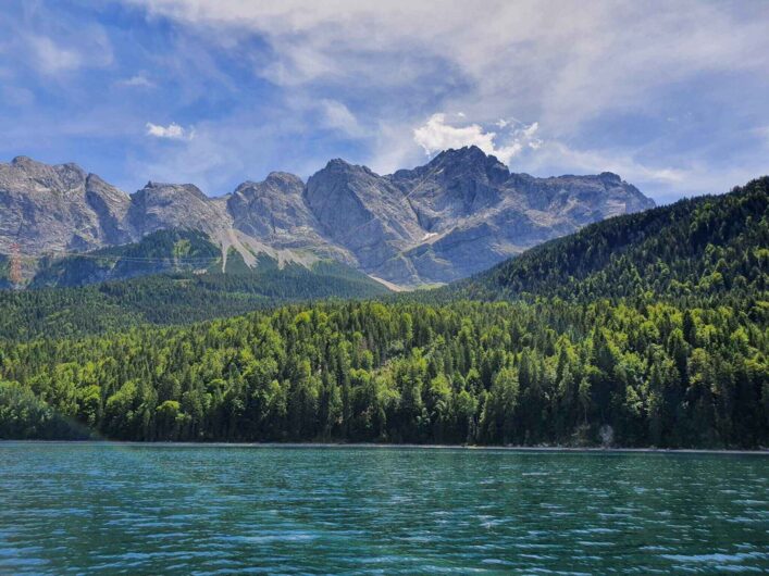 Blick aus dem Ausflugsboot auf die Zugspitze