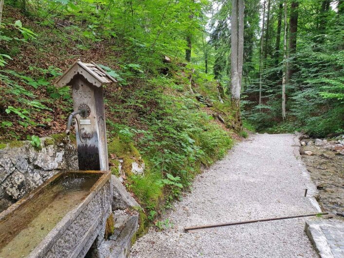 Brunnen am Wanderweg in Grainau
