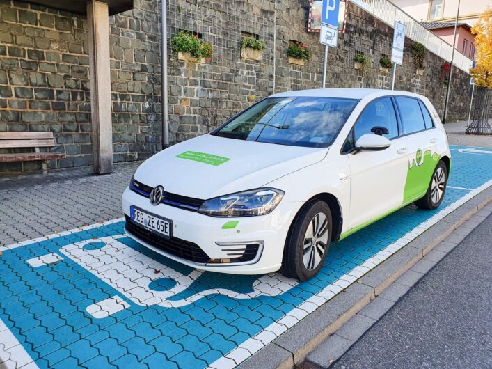 E-Auto am Bahnhof Idar-Oberstein