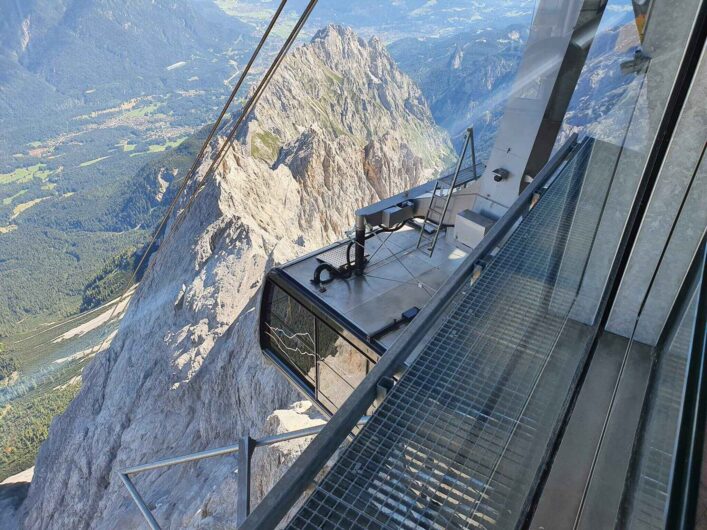 Einfahrt der Bergbahn-Gondel in die Bergstation