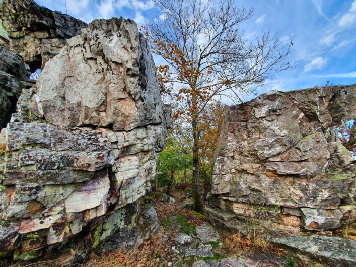 Mächtige Steine der Kirschweiler Festung