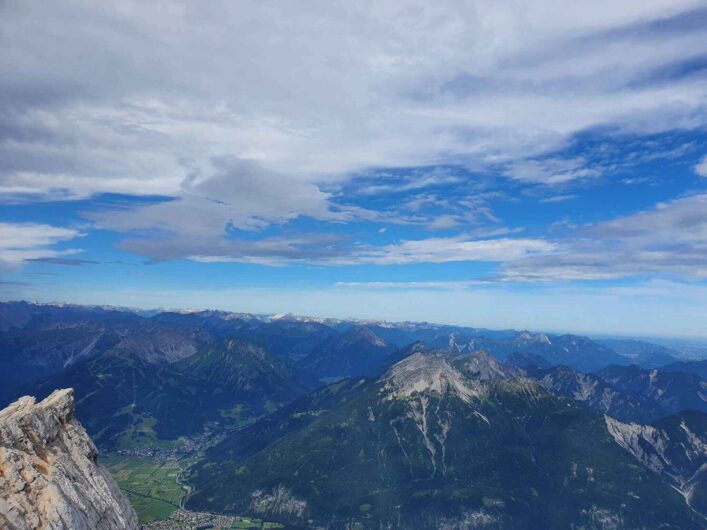 Blick von der Zugspitze auf den Eibsee und Richtung München