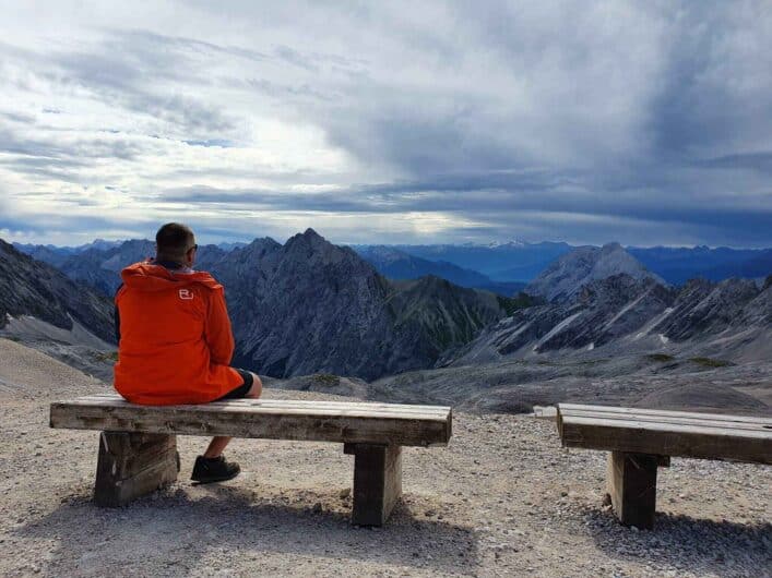 Den Ausblick von einer Bank am Zugspitzplatt genießen