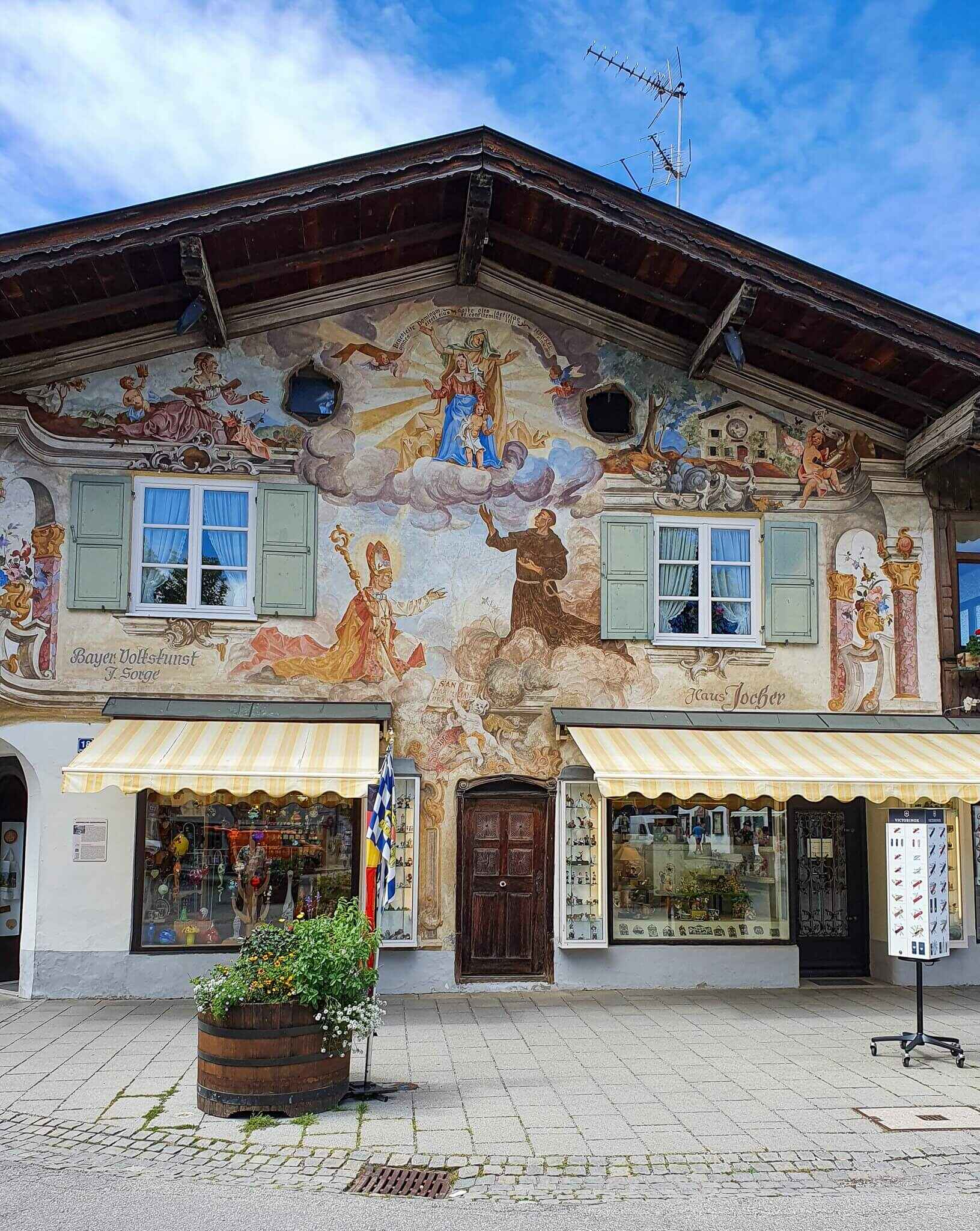 Haus mit Lüftlmalerei im Zentrum von Garmisch-Partenkirchen