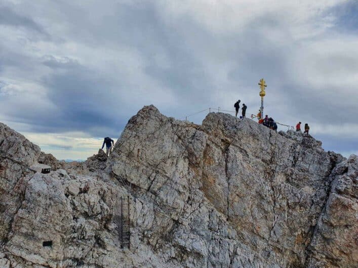 Weg über einen Klettersteig zum Gipfelkreuz der Zugspitze