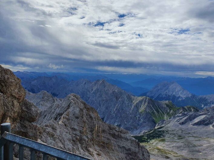 Blick von der Zugspitze über zahlreiche Gipfel