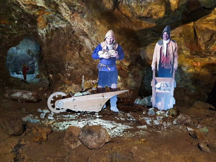 Hölzerne Figuren stellen ehemalige Bergarbeiter im Besucherbergwerk dar
