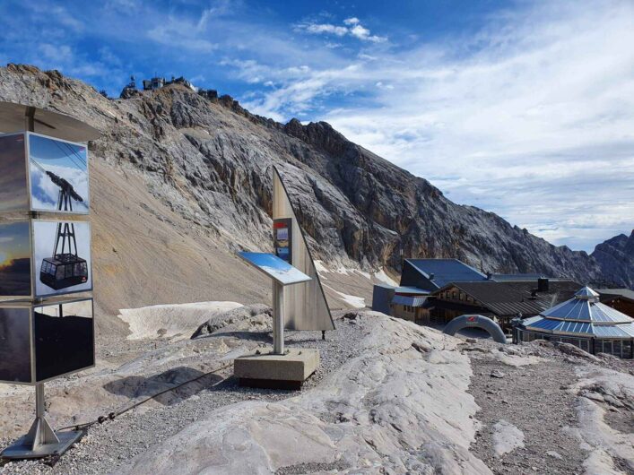 Infotafeln am Gletscher auf dem Zugspitzplatt