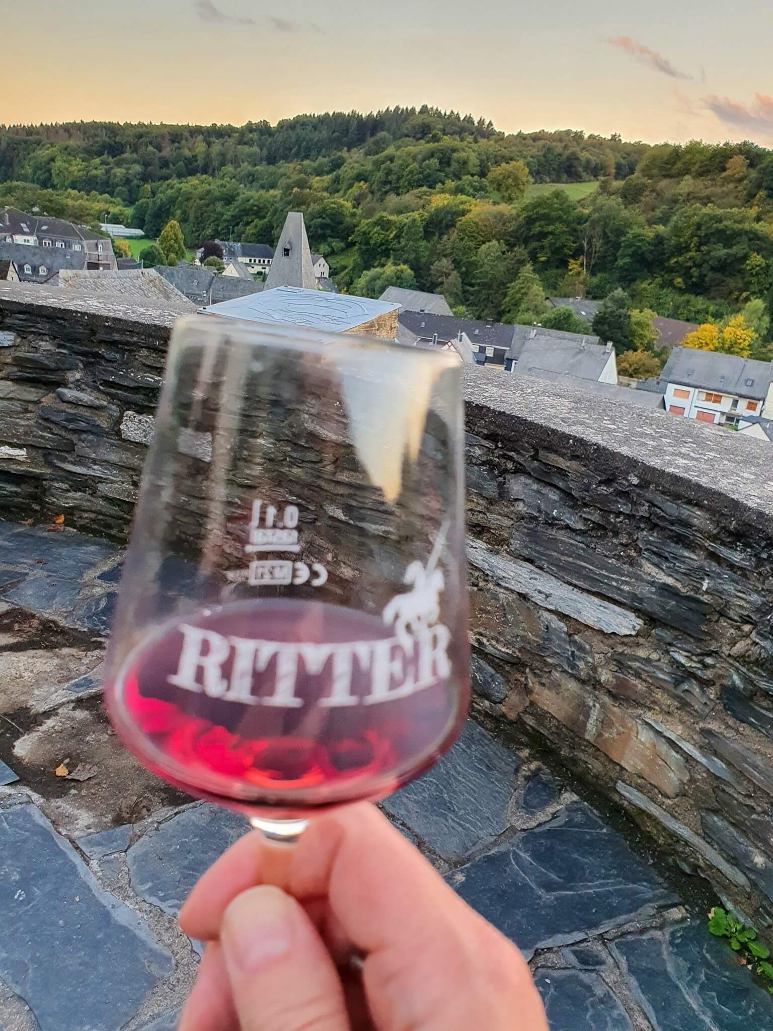 Rotwein vom Weingut Ritter vor der Kulisse von Herrstein