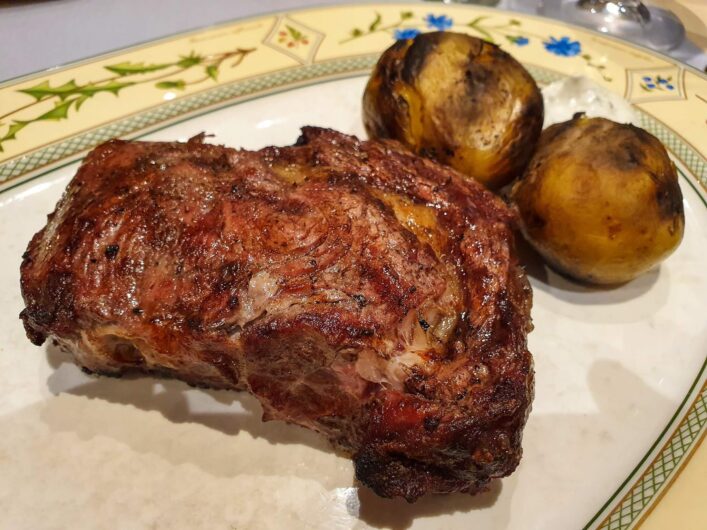 Spießbraten mit Kartoffeln