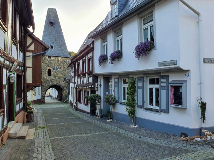 Blick auf den Uhrturm in Herrstein