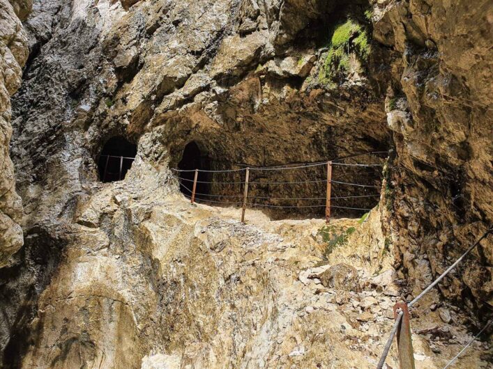 Weg durch den Felsen in der Höllentalklamm