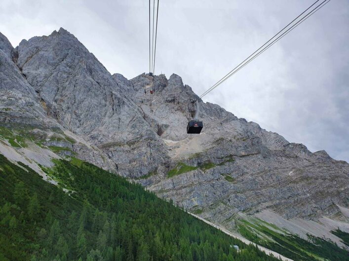 Bergbahn am Seil vor dem Hintergrund der Zugspitze