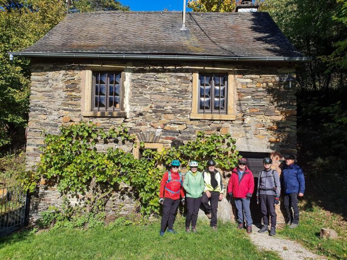 E-Bikegruppe Hunsrück vor der Mühle in Oberhosenbach