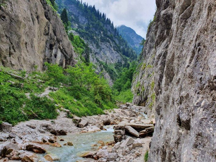 die Schlucht öffnet sich am oberen Ende der Höllentalklamm