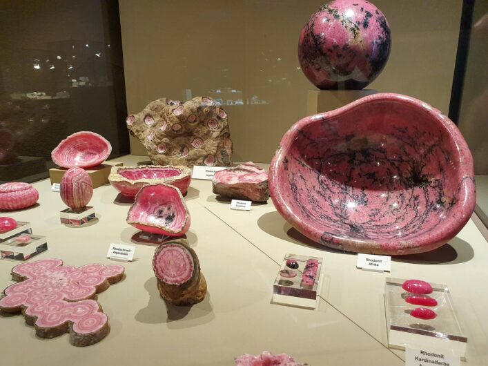 Vitrine mit rosa Edelsteinen im Deutschen Edelsteinmuseum