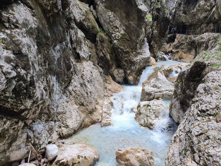 eisblau sprudelt das Wasser in der Höllentalklamm