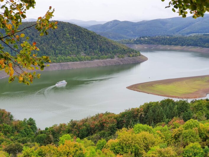 Ausblick über den herbstlichen Edersee mit Schiff der Personenschifffahrt