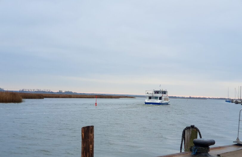 Rundfahrtschiff unterwegs auf dem Bodden