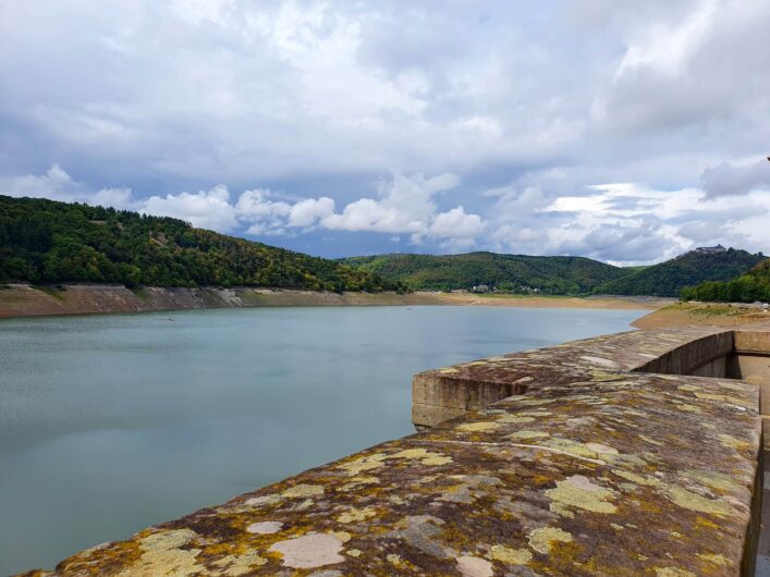 Blick von der Staumauer auf die niedrigen Wasserstand des Edersee