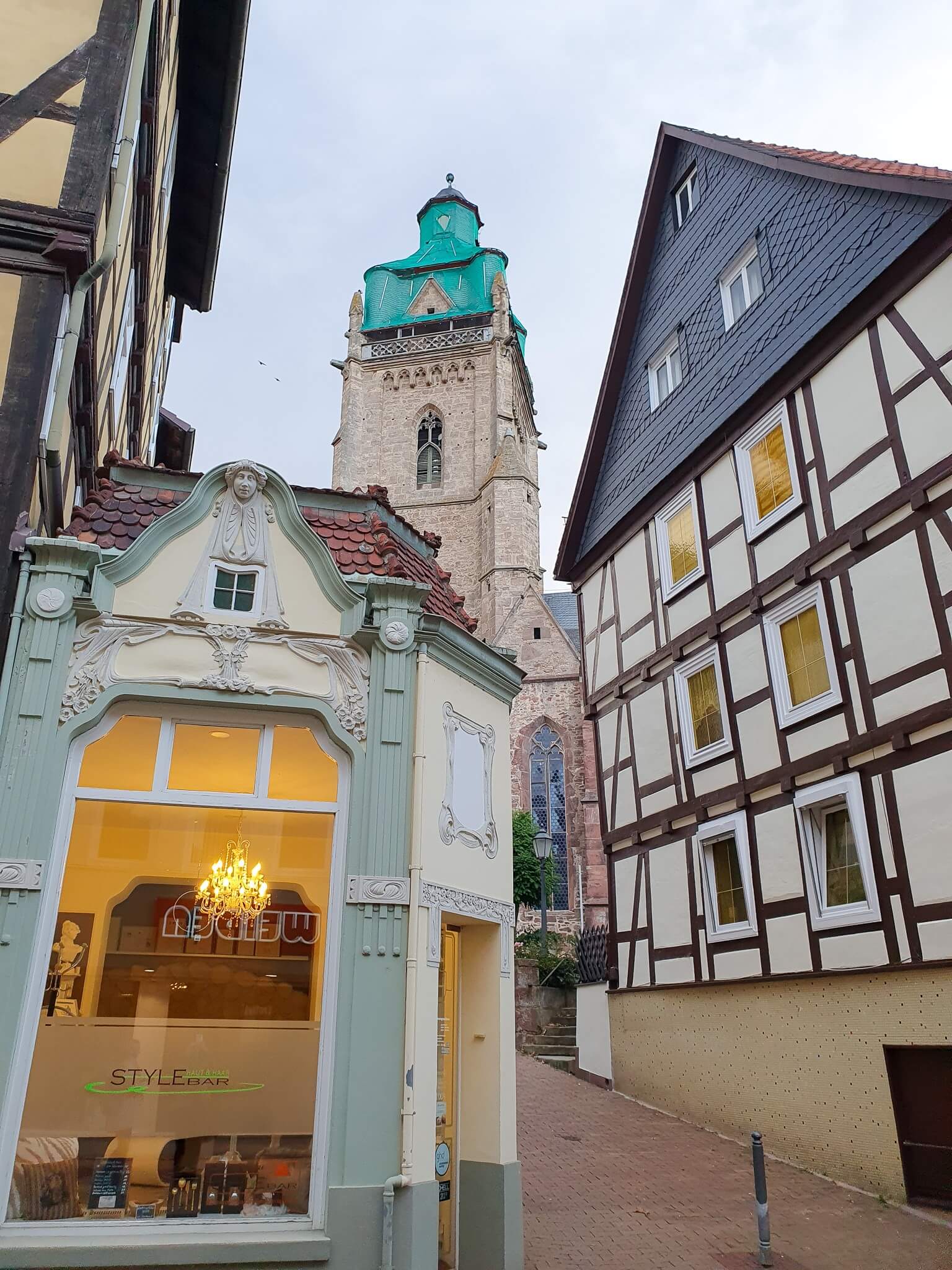 Fachwerkhäuser und schmale Gassen rund um die evangelische Stadtkirche in Bad Wildungen