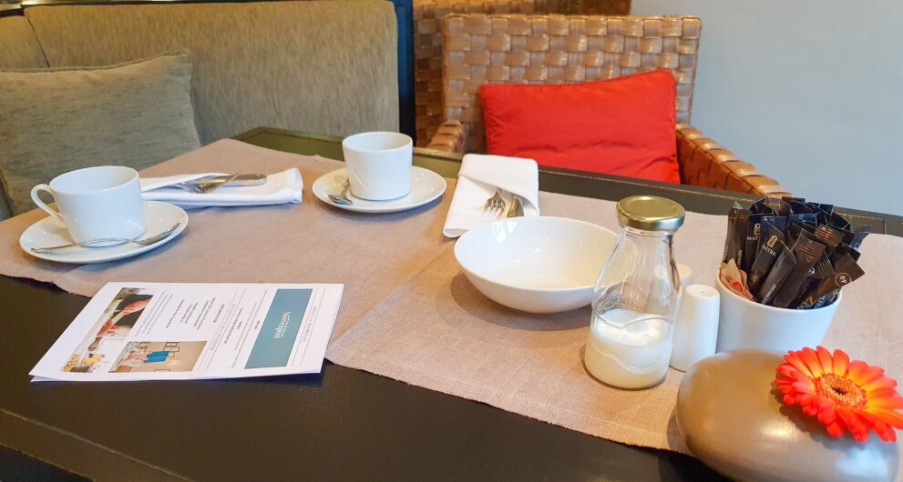 Frühstückstisch mit Möwenpost im Restaurant Nautica