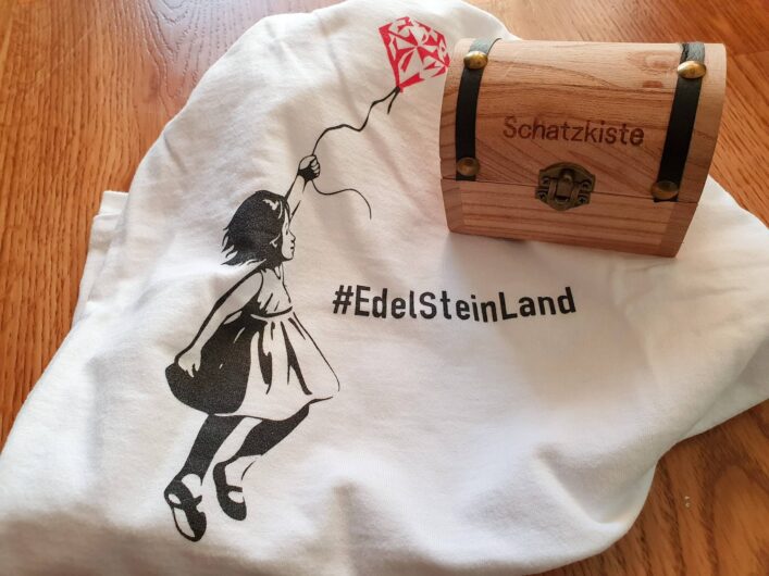 Schatzkiste und T-Shirt aus dem Edelsteinland