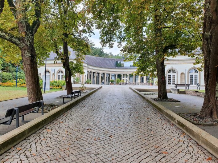 Hauptweg im Kurpark Bad Wildungen mit Blick auf die Wandelhalle