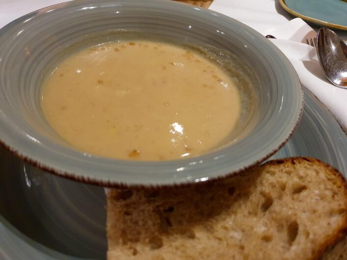 Maronensuppe mit Brot