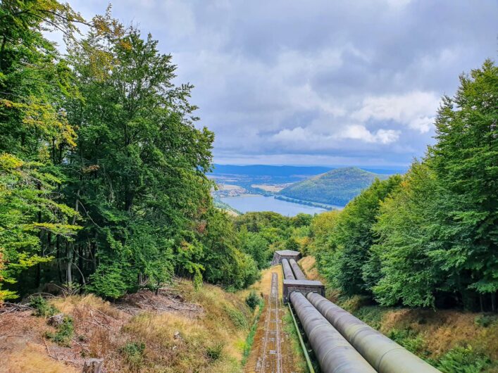 Rohre des Pumpspeicherkraftwerks mit Ausblick auf den Speichersee