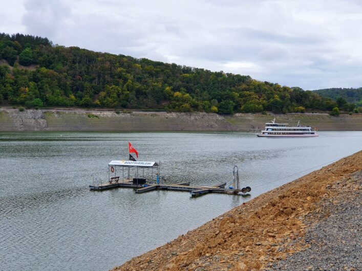 das Schiff der Personenschifffahrt Edersee bei der Anfahrt