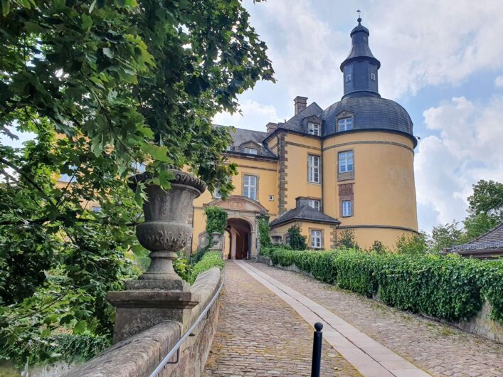 Auffahrt nach Schloss Friedrichstein