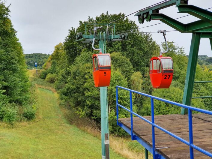 Kabinen der Waldecker Bergbahn kurz vor der Bergstation